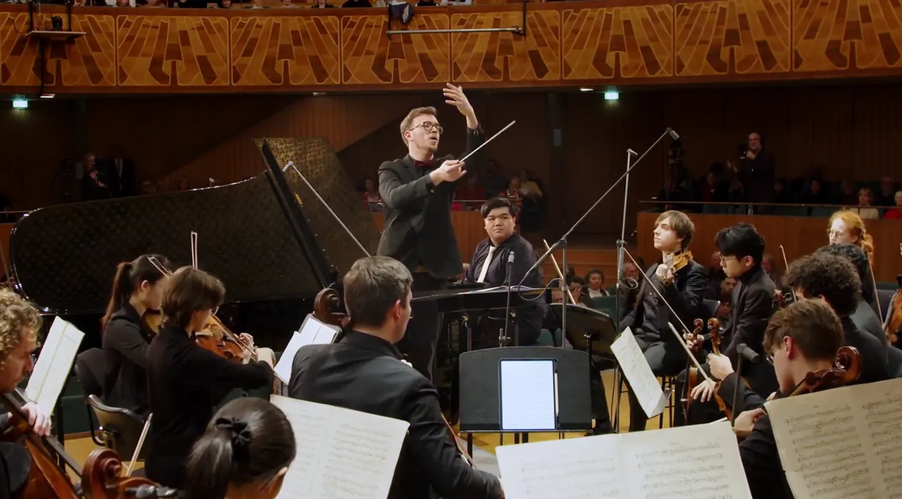 Alon Ben Dor conducting a piano concerto in Munich